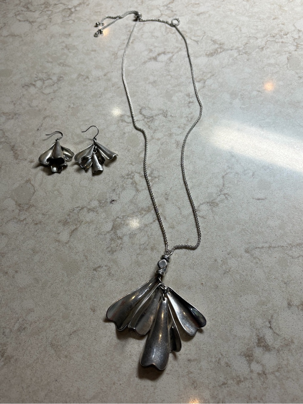 K16  Silver tone Fan Pendant Necklace with Matching Earrings - Silver tone
